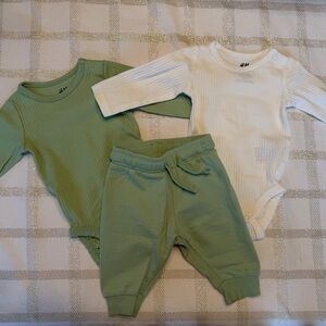 H&M Green and White Baby Outfit Set (NWOT)